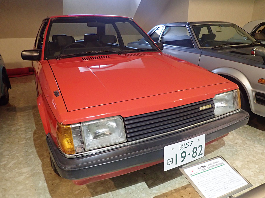 若者の人気を集めた「赤いXG」 / マツダ ファミリア ハッチバック 1500XG, 1982年式（昭和57年） – 日本自動車博物館